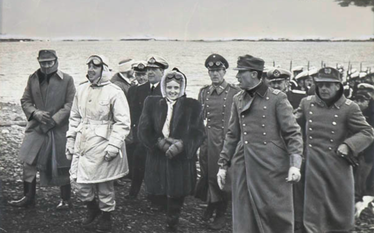Al centro Presidente Gabriel Gonzalez Videla y Primera Dama Rosa Markmann junto al General Ramón Cañas Montalva en visita a la Base Naval Antártica Arturo Prat
