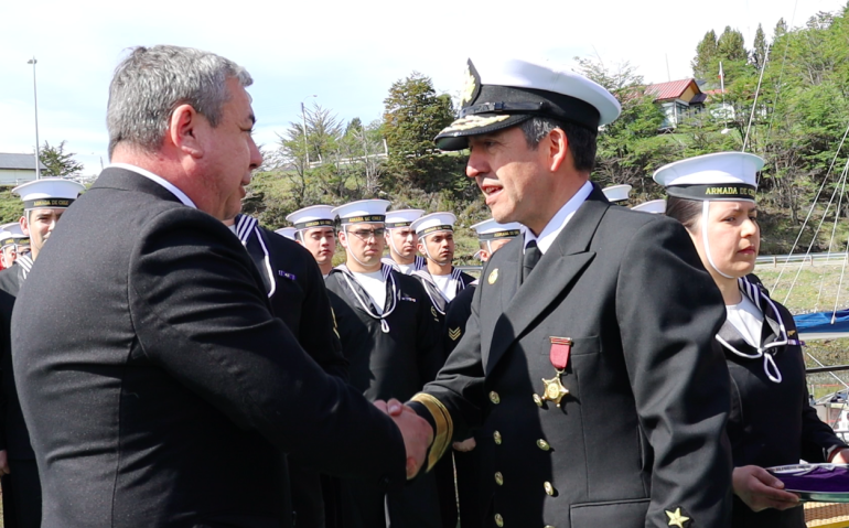 Alcalde de Cabo de Hornos condecora al Contraalmirante Jorge Castillo en Puerto Williams