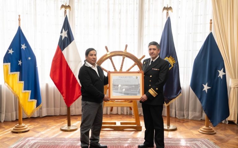 Aquiles Vargas junto al Contraalmirante Jorge Castillo al momento de la entrega de la copia del bitacora en donde se registró su nacimiento a bordo del AP 47 Aquiles