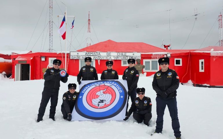 Base Naval Antártica %22Capitán Arturo Prat%22 con los emblemas del Programa Embajadores Antárticos