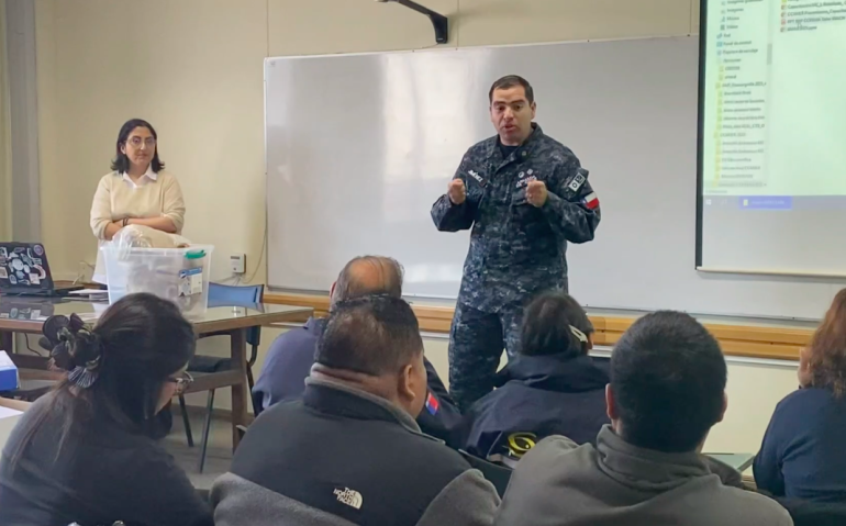 Capitán de Corbeta Litoral Gonzlao Jiménez exponiendo en IV Curso de Observadores cientificos 2