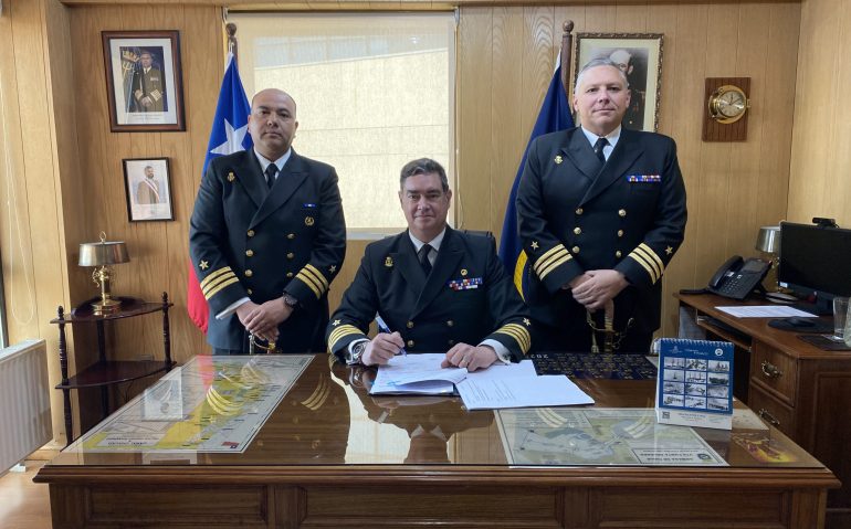 Capitán de Fragata LT Esteban Ávila, Capitán de Navío Litoral Felipe González, Capitán de Fragata Litoral Fernando Diez en la firma de acta e historial de la Capitanía de Puerto
