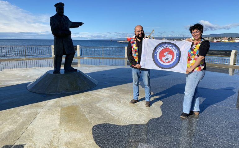 Cesar Almonacid y Barbara Vargas, creadores de los Curioscopicos y emblema de Embajadores Antárticos 3