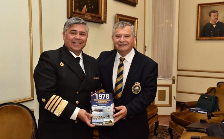 Comandante en Jefe de la Armada, Almirante Fernando Cabrera, junto al investigador ERnesto Paredes recibiendo el exitoso libro