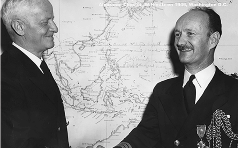 Donald Mc Intyre Griffiths recibiendo medalla del Almirante Chester Nimitz en 1946 en Washigton DC.