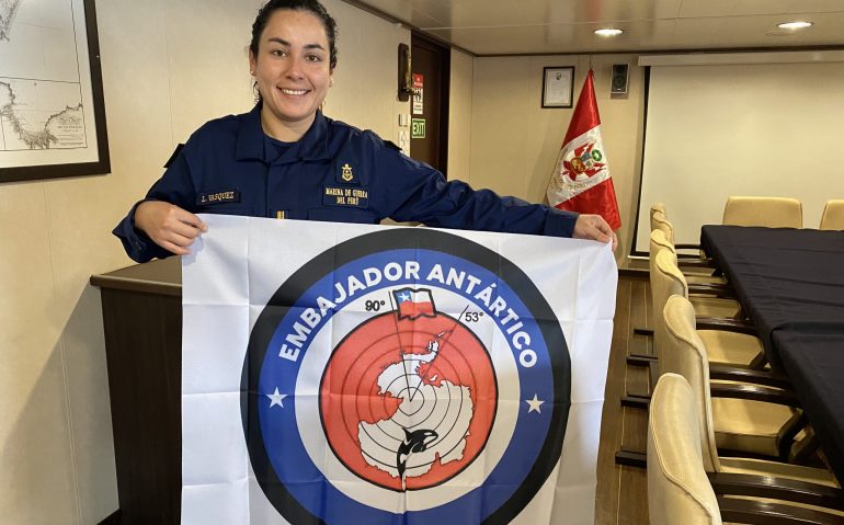 EMblema Embajadores antárticos entregado al BAP Carrasco