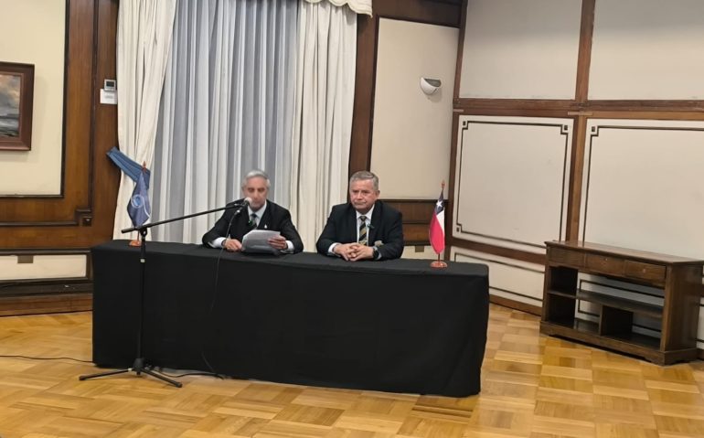 El Presidente de la Academia de Historia Naval y Marítima de Chile, Contraalmirante Jorge Vidal y el coautor Ernesto Paredes durante la presentacion del libro