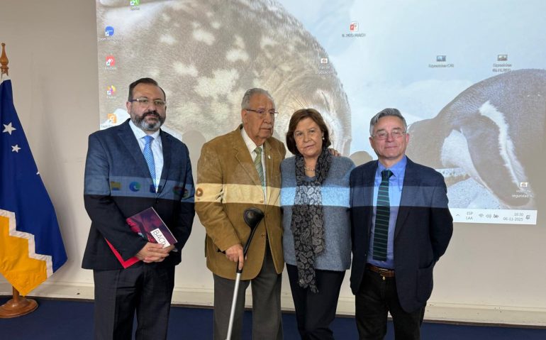 El investigador Rodrigo Bravo junto al histórico investigador Anelio Aguayo, Consuelo León y Mauricio Jara