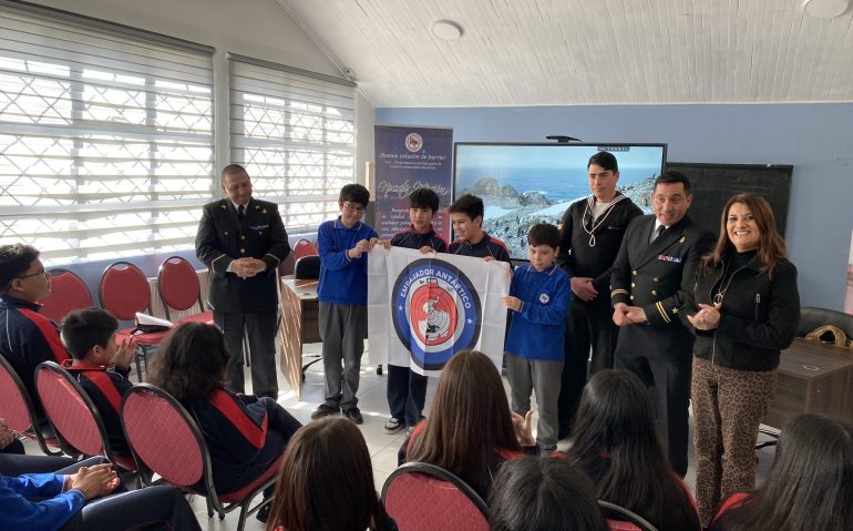 Estudiantes de Escuela 18 de Septiembre recibieron Pabellon del programa educativo Embajadores Antárticos