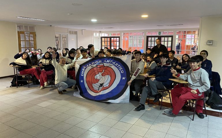 Estudiantes recibiendo pabellon de embajadores antárticos