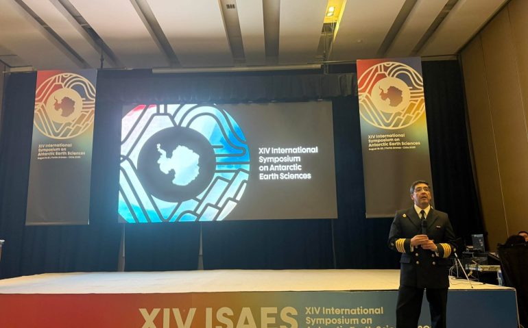 Exposición Capitán de Navio Juan Pablo Enríquez Comandante Rompehielos _Viel_ en ISAES