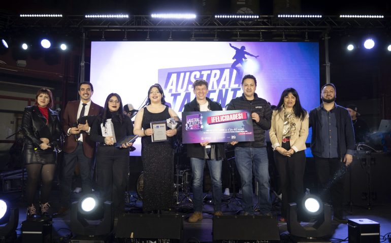 Ganadores junto a jurado, animadores y organizadores