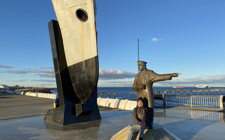 Gustavo Lopez junto a Pardo y la proa del Escampavia Yelcho