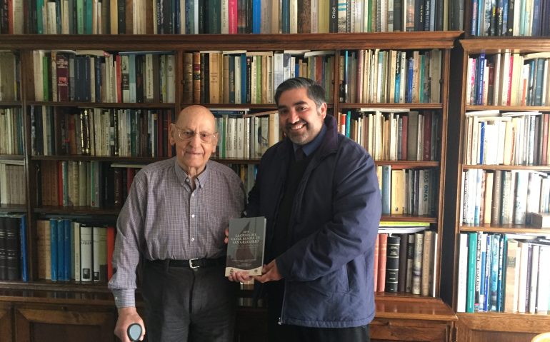 Mateo Martinic Beros junto al historiador Francisco Sánchez