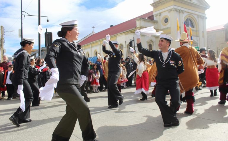 Miembros Alma Marinera en pie de cueca en Plaza de Armas de Punta Arenas 12