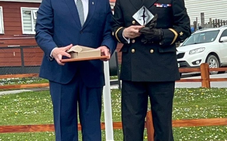 Municialidad de Cabo de Hornos entrega reconocimiento a Suboficial Mayor Roberto Araneda 2