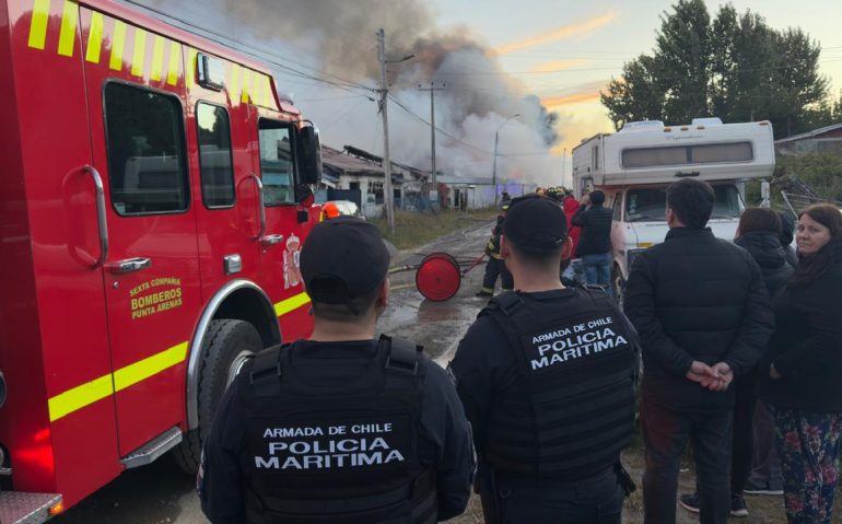 Patrulla de Policiía Marítima en incendio en el borde costero