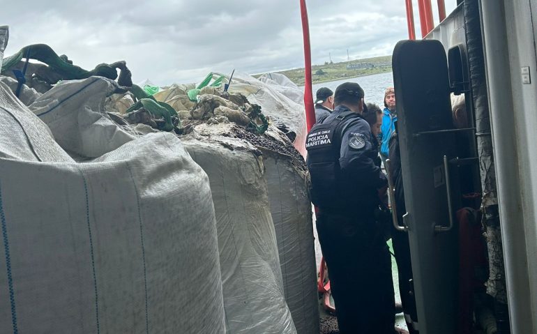 Personal de Policía Marítima verificando daños en la barcaaza