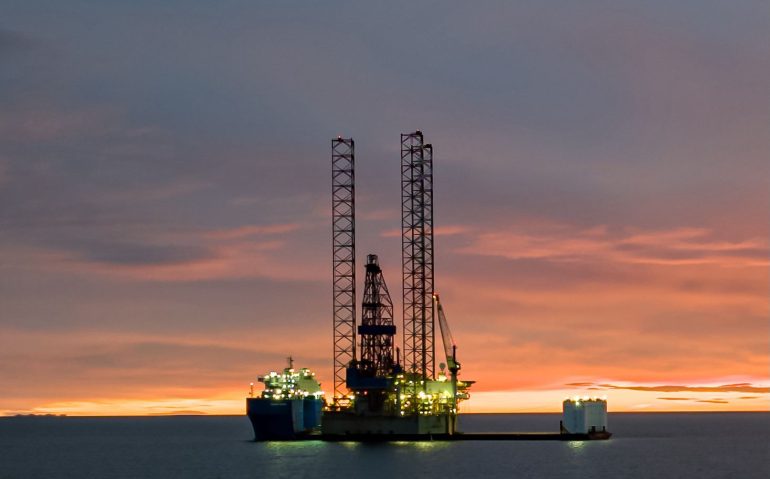 Plataforma posada en buque que la trasladara a su nuevo destino en el caribe