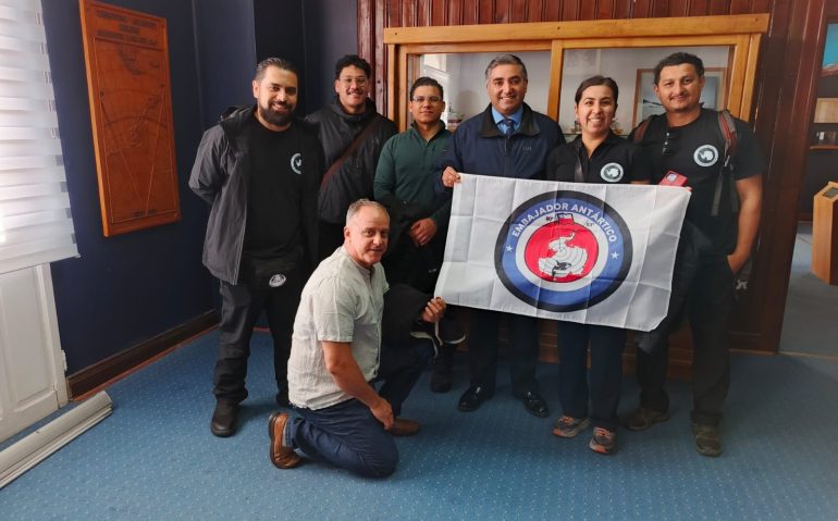 Primera Expedición Antártica Mexicana recibe pabellón de embajadores antárticos