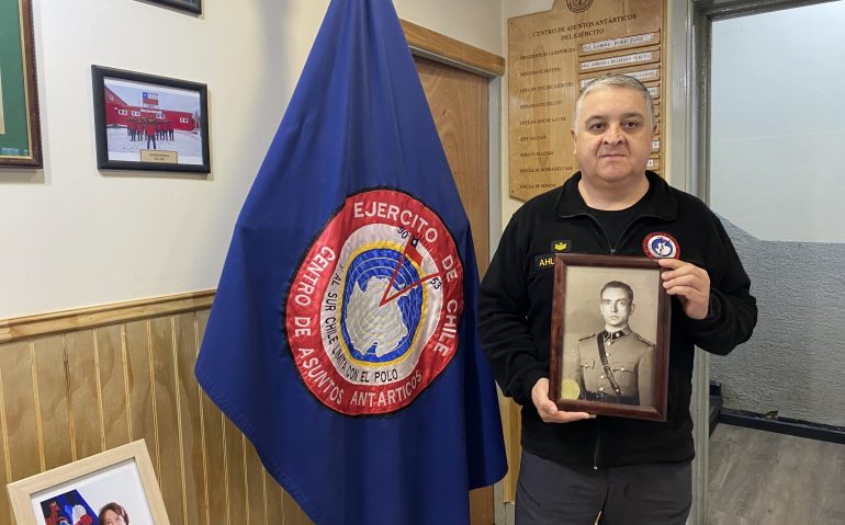 Retrato del Capitán Hugo Schmidt entregado al Centro de Asuntos Antárticos del Ejército 2