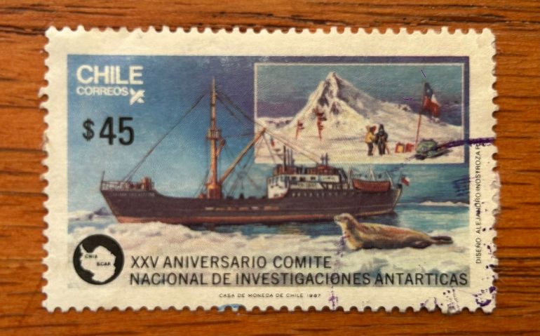 Sello postal en base a fotografia de MAría Luisa Carvallo del Capitan Alcazar en Antártica