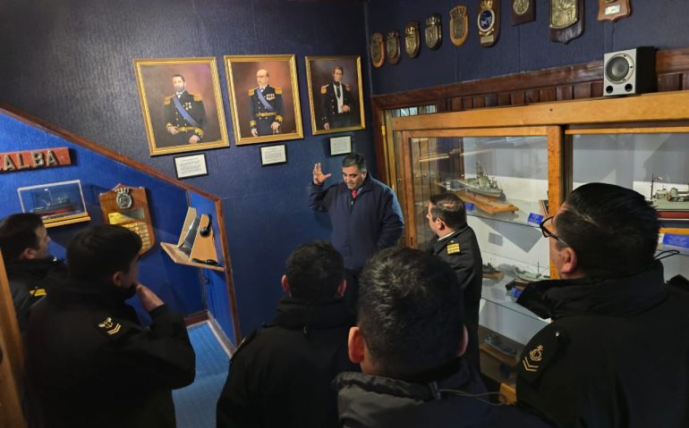 Visita profesional de dotación ATF Lientur al Museo Naval y Marítimo de Punta Arenas 1