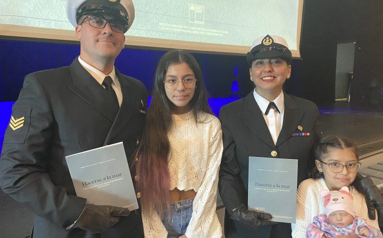 la Sargento Segundo Litoral Daniela Soto junto a su familia