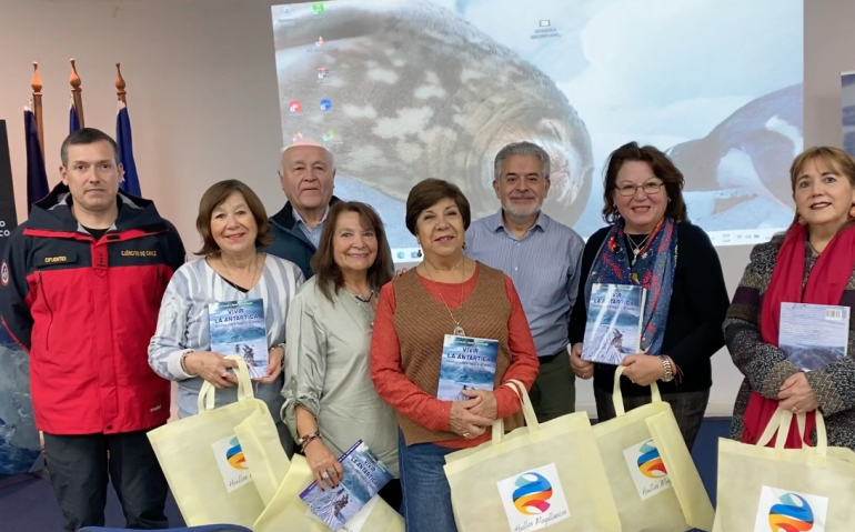 parte de los asistentes junto al autor del libro