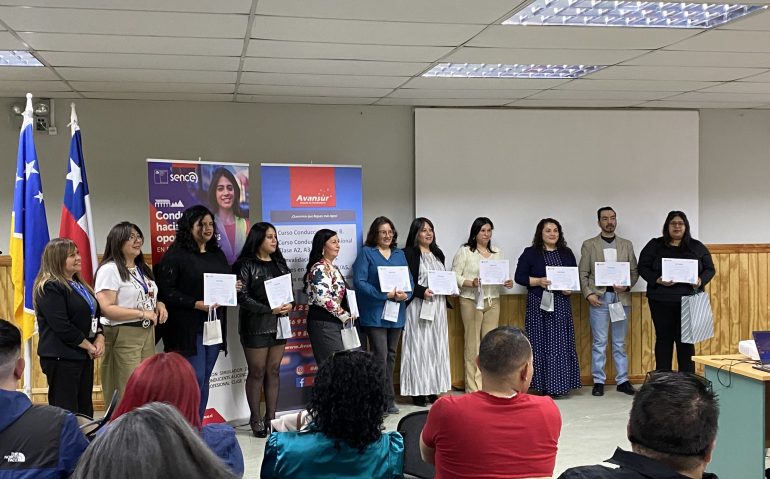 participantes recibiendo certificado conducente a licencia A-3